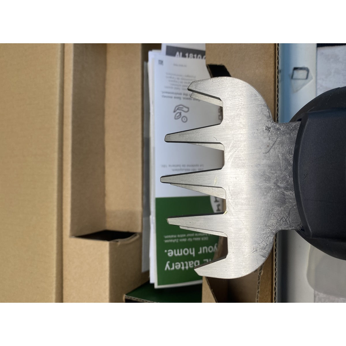Tweedekans Bosch AdvancedShear 18V-10 accu buxus- en grasschaar - Incl. messen en lader | SecondBay