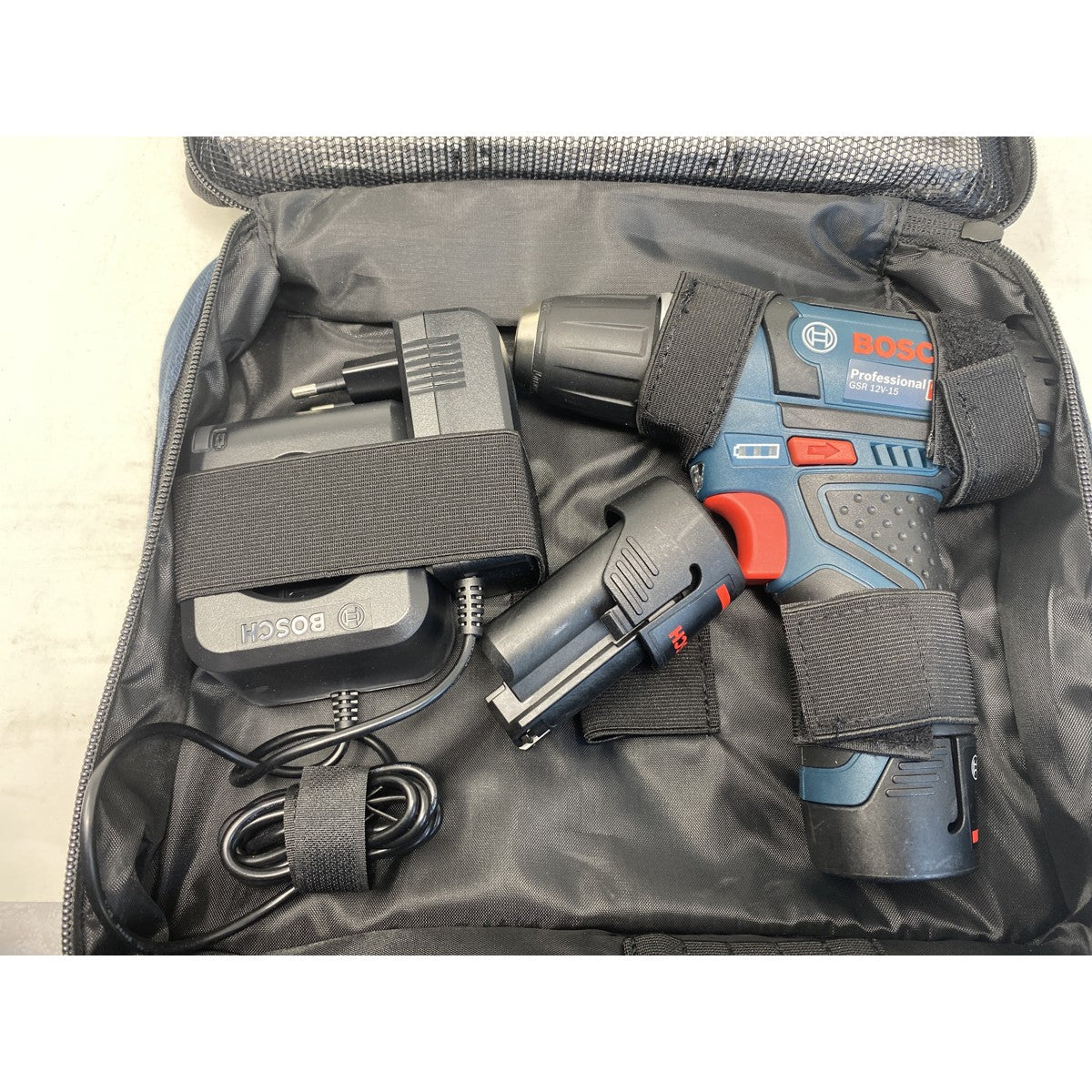 Tweedekans Bosch GSR 12V-15 accuboormachine - 2x 2,0 Ah accu's, lader AL 1115 CV + 39 accessoires en toolbag